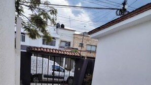 Property grounds - House 100 meters from B. Quintana, sleeps 10. (Santiago de Querétaro)
