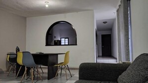 Interior - House 100 meters from B. Quintana, sleeps 10. (Santiago de Querétaro)