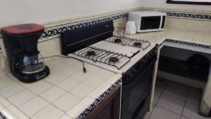 Private kitchen - House 100 meters from B. Quintana, sleeps 10. (Santiago de Querétaro)