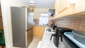 Private kitchen - Cozy 1BR Ground Floor Maisonette in Town Centre (Bletchley)
