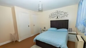 Room - Cozy 1BR Ground Floor Maisonette in Town Centre (Bletchley)