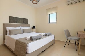 Une chambre bien rangée, avec un lit, une chaise et une fenêtre.