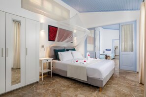Ein modernes Schlafzimmer mit einem großen Bett, einem Nachttisch, einem Kleiderschrank und einem Himmelsbett.