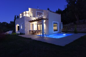 A modern house with a swimming pool, outdoor seating, and a stone facade. - Mon Emvasia Margarites Villa B (Rethymno)