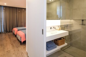 Bathroom - Luxury 3-bedroom Privilege Casa do Colhereiro with Private Pool (Luz)