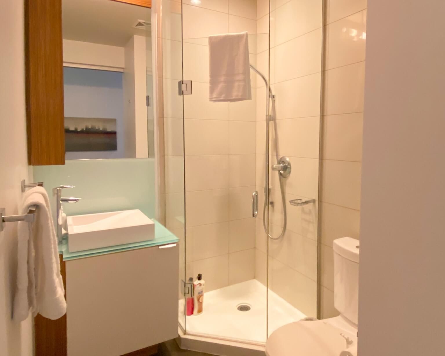 Een haardroger, een bidet, handdoeken, zeep