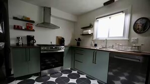 Private kitchen - Artsy Newton Retreat Near Boston & Colleges, with full kitchen, washer and dryer (Newton)