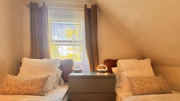 Room - Artsy Newton Retreat Near Boston & Colleges, with full kitchen, washer and dryer (Newton)