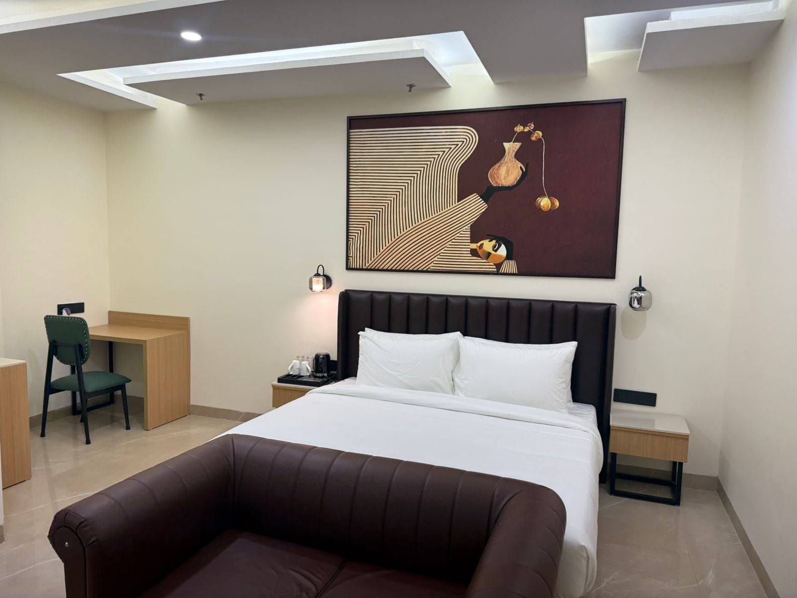 Una habitación de hotel moderna con una cama, un escritorio y una silla.
