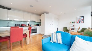 Een modern appartement met keuken, eetgedeelte en woonkamer.