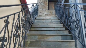 Una escalera con escalones de piedra y barandillas de metal.