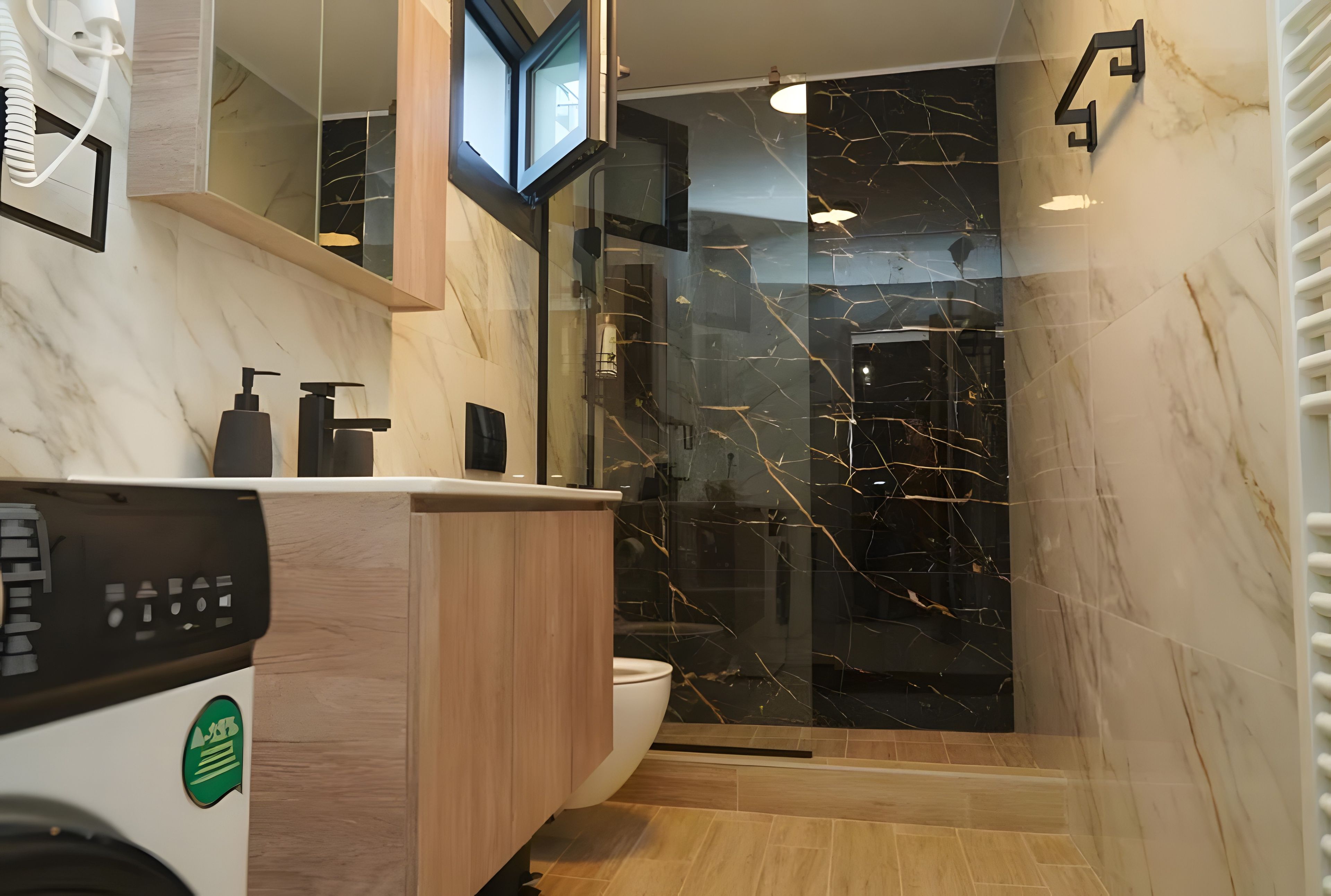 Ein modernes Badezimmer mit Marmorwand, einem Holzbettchen, einer Duschkabine aus Glas und einer Toilette.