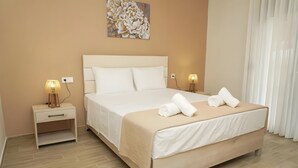 Una habitación de hotel con una cama grande, dos mesitas de noche y una obra de arte colgada en la pared.