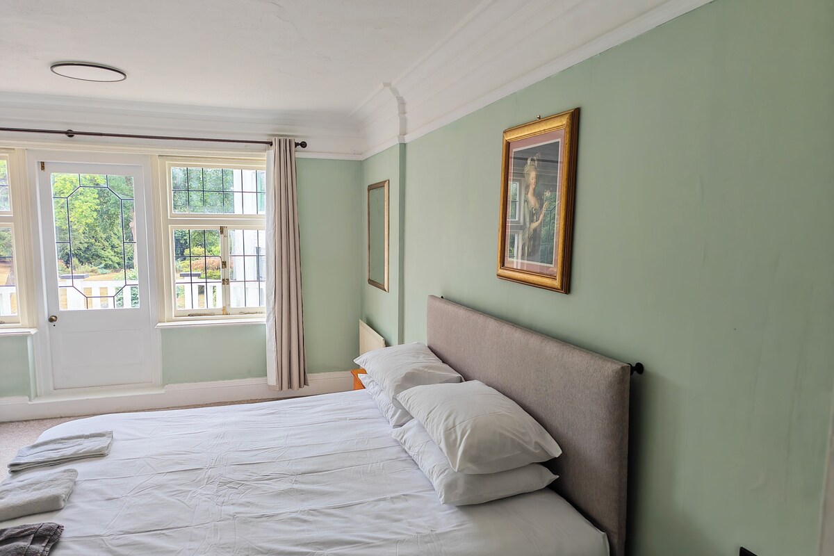 Quarto casal luxo, 1 cama King, sacada, vista para o jardim | Wi-Fi de cortesia