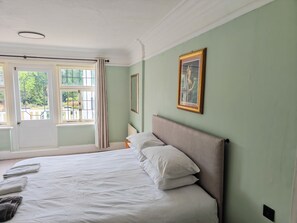 Quarto casal luxo, 1 cama King, sacada, vista para o jardim | Wi-Fi de cortesia