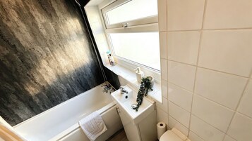 Deep soaking tub, hair dryer, towels