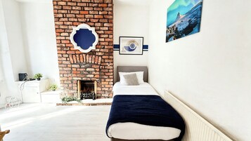 4 bedrooms, WiFi (free), bed sheets