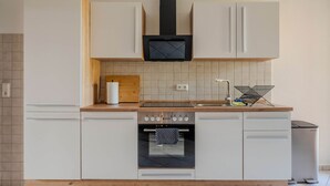 Eine moderne Küche mit Backofen, Mikrowelle und Spüle.