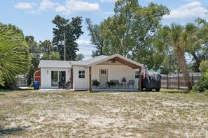 A single-story house with a covered porch, a garage, and a fenced yard. - Comfortable coastal living just minutes from Historic Downtown Panama City (Panama City)