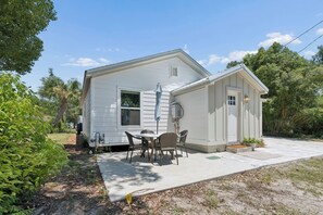 A small white house with a patio area featuring a table and chairs. - Comfortable coastal living just minutes from Historic Downtown Panama City (Panama City)