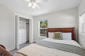 A bedroom with a bed, a wardrobe, a window, and a ceiling fan. - Comfortable coastal living just minutes from Historic Downtown Panama City (Panama City)