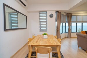 Dining - 2BR: Twynstar Mutiara | Spacious 2BR Beachfront Family Stay (Tanjung Kling)
