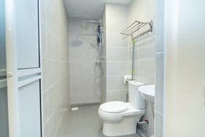 Bathroom - 2BR: Twynstar Mutiara | Spacious 2BR Beachfront Family Stay (Tanjung Kling)
