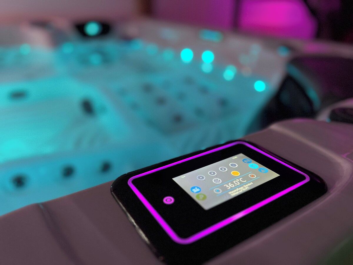 Painel de controle com visor digital mostrando uma temperatura de 36°C, provavelmente para uma área de spa ou banheira de hidromassagem.