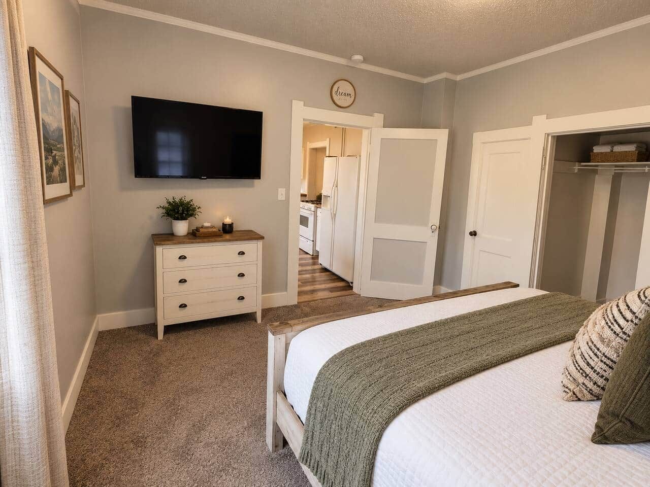 Iron/ironing board, WiFi, bed sheets