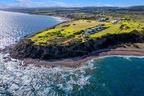 A coastal property with a beachfront and a green field with buildings. - Villa Aqua in Lachania (Lachania)