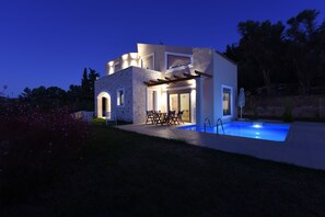 A modern house with a swimming pool, stone facade, and outdoor seating area. - Mon Emvasia Margarites Villa A (Rethymno)