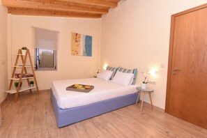 Ein Schlafzimmer mit Bett, Nachttisch, Lampe, Fenster und einer Holzleiter.