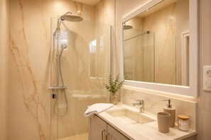 Comfort-Doppelzimmer, Blick auf den Innenhof | Badezimmer