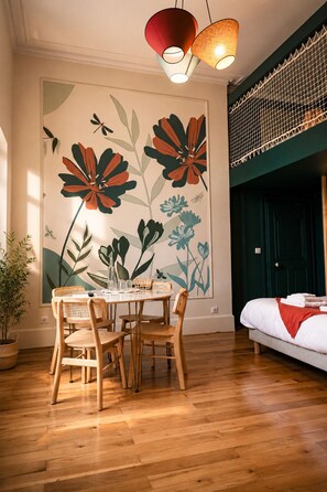 Familien-Vierbettzimmer, Blick auf den Innenhof | Speisen