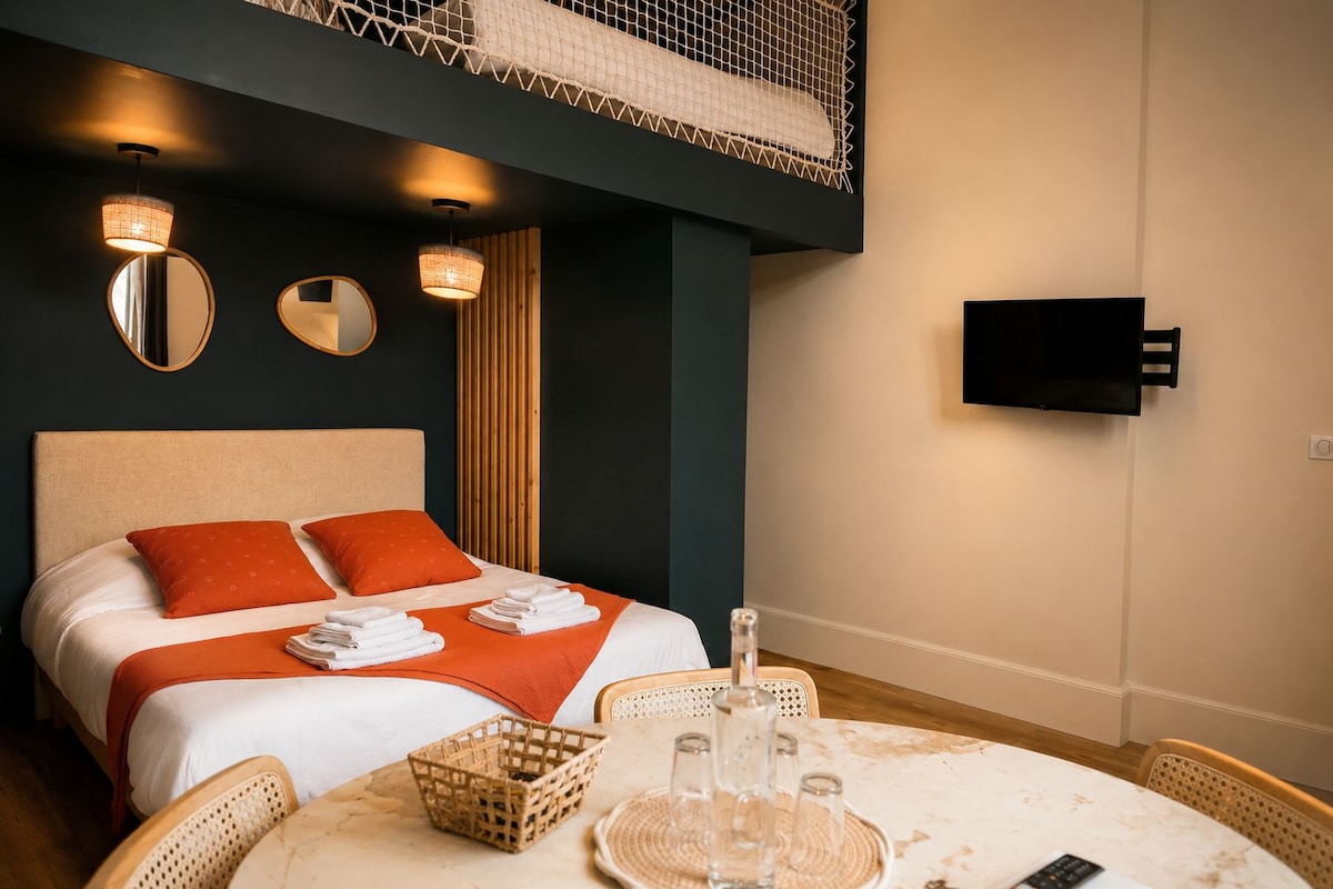 Familien-Vierbettzimmer, Blick auf den Innenhof | Schreibtisch, Bügeleisen/Bügelbrett, kostenloses WLAN