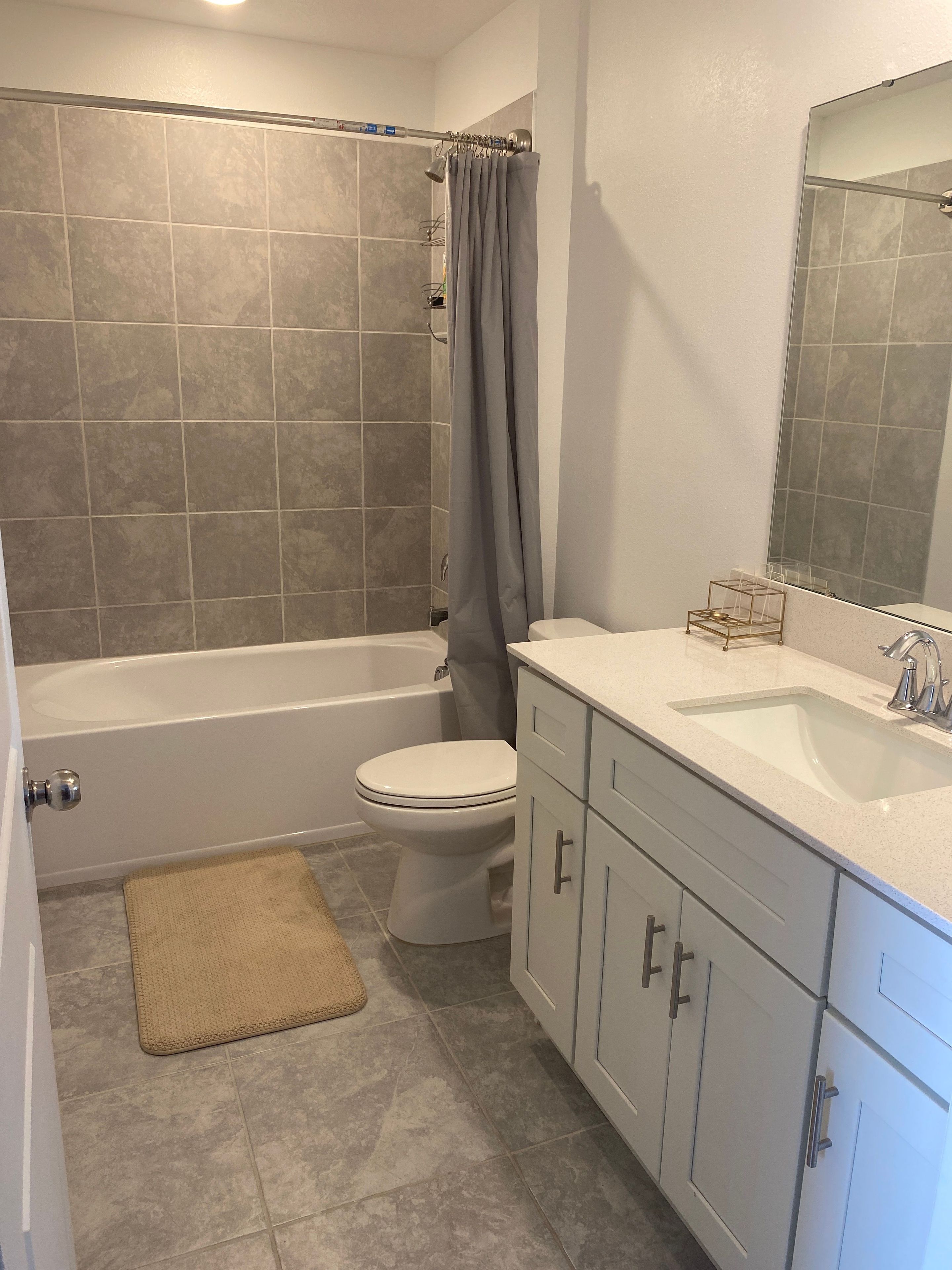 Un baño con bañera, inodoro y lavamanos.
