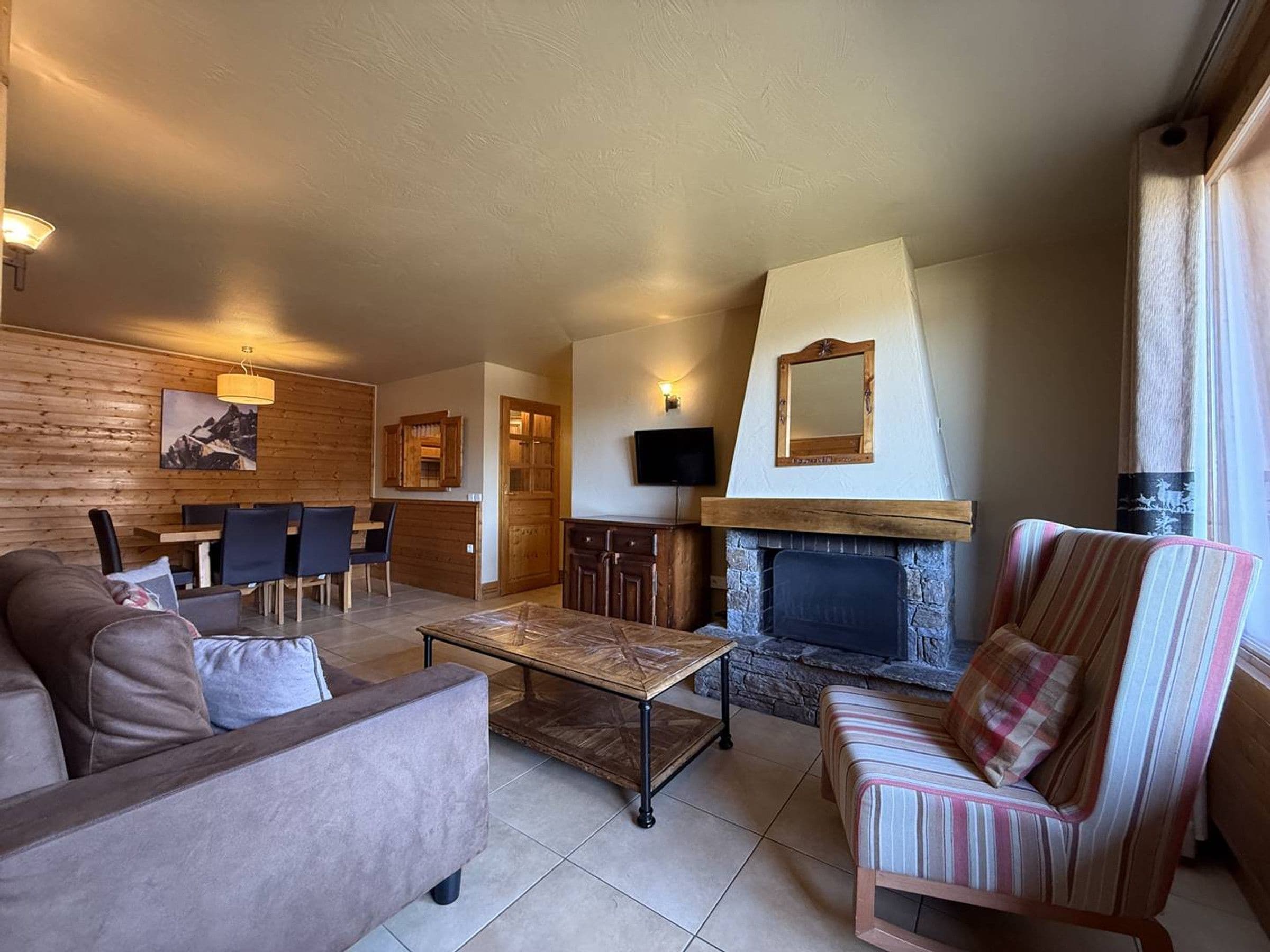 TV, fireplace