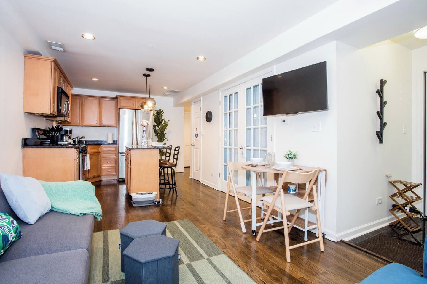 Un appartement moderne comprenant une cuisine, un coin repas et un salon.