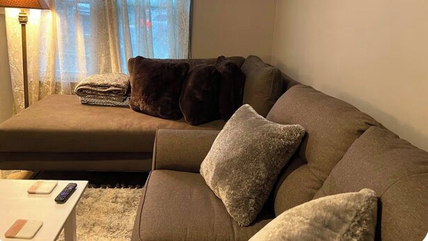 A living room with a sofa, a small table, and a lamp. - Cozy Home Away From Home (Woodbridge)