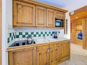 Private kitchen - Spacious apartment with balcony and parking, close to slopes (Les Menuires)