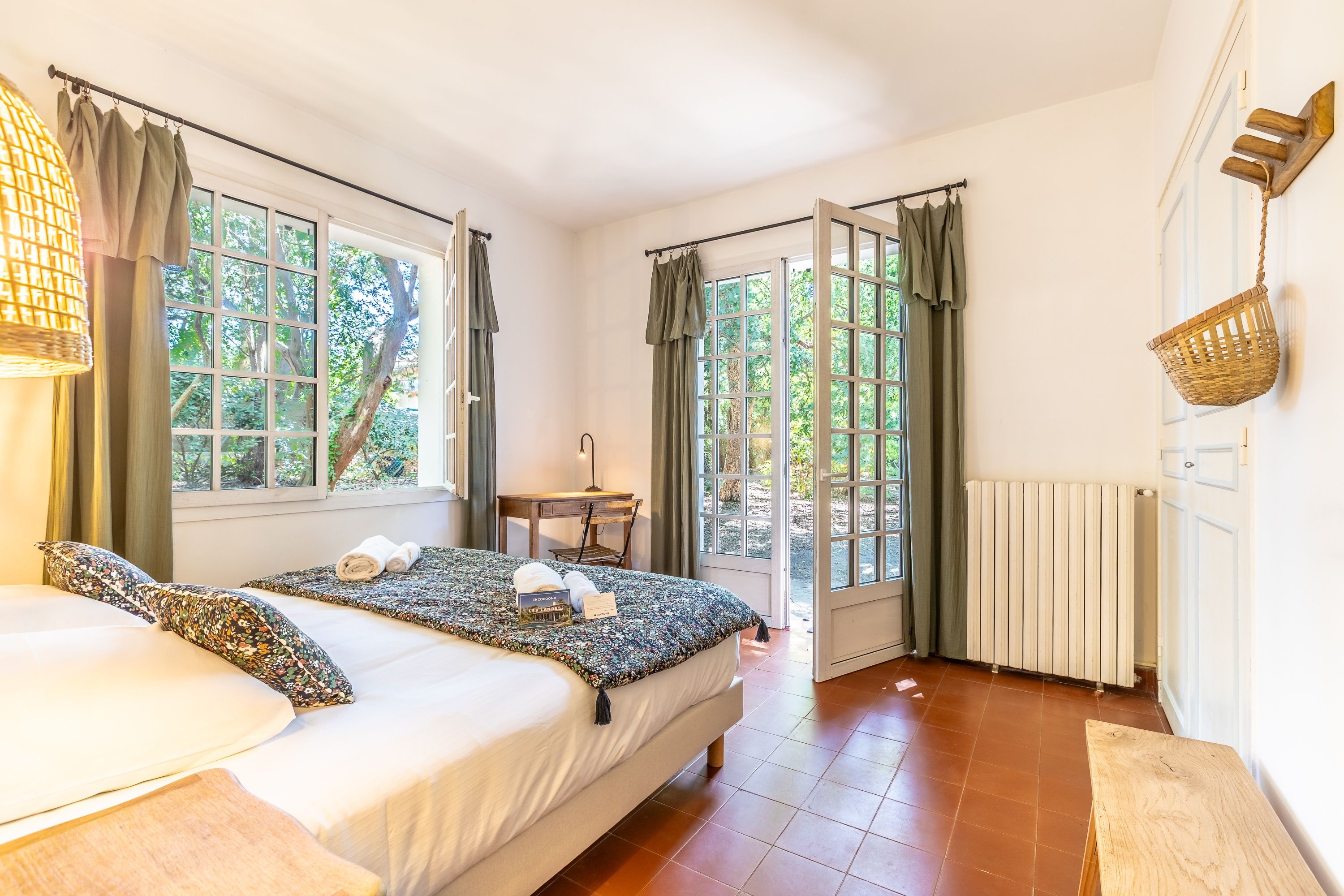 Une chambre d’hôtel avec un lit, une petite table et une vue sur l’extérieur.