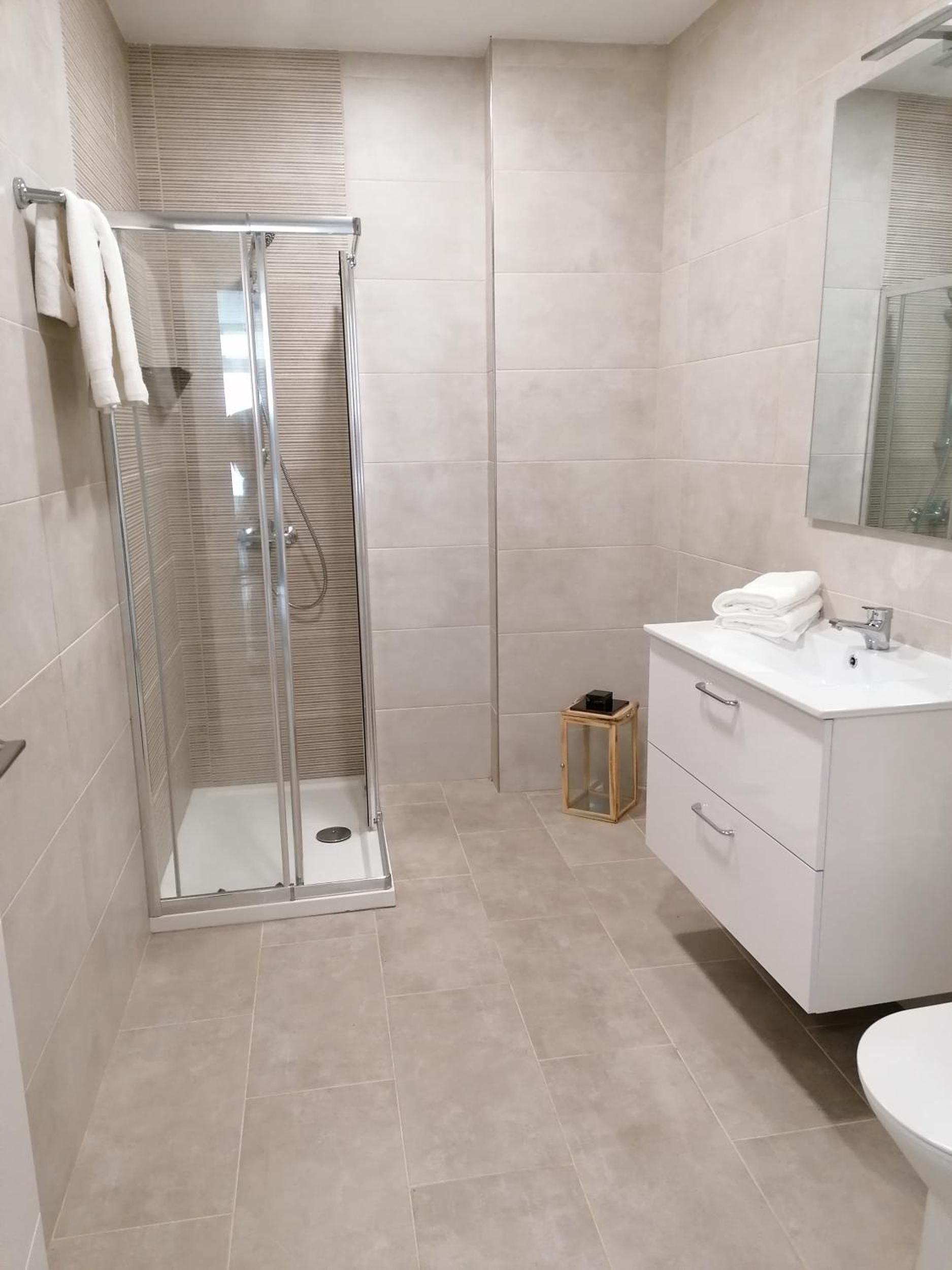 Douche, sèche-cheveux, serviettes fournies
