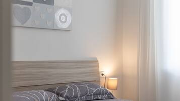 Planxa i posts de planxar, wifi i roba de llit