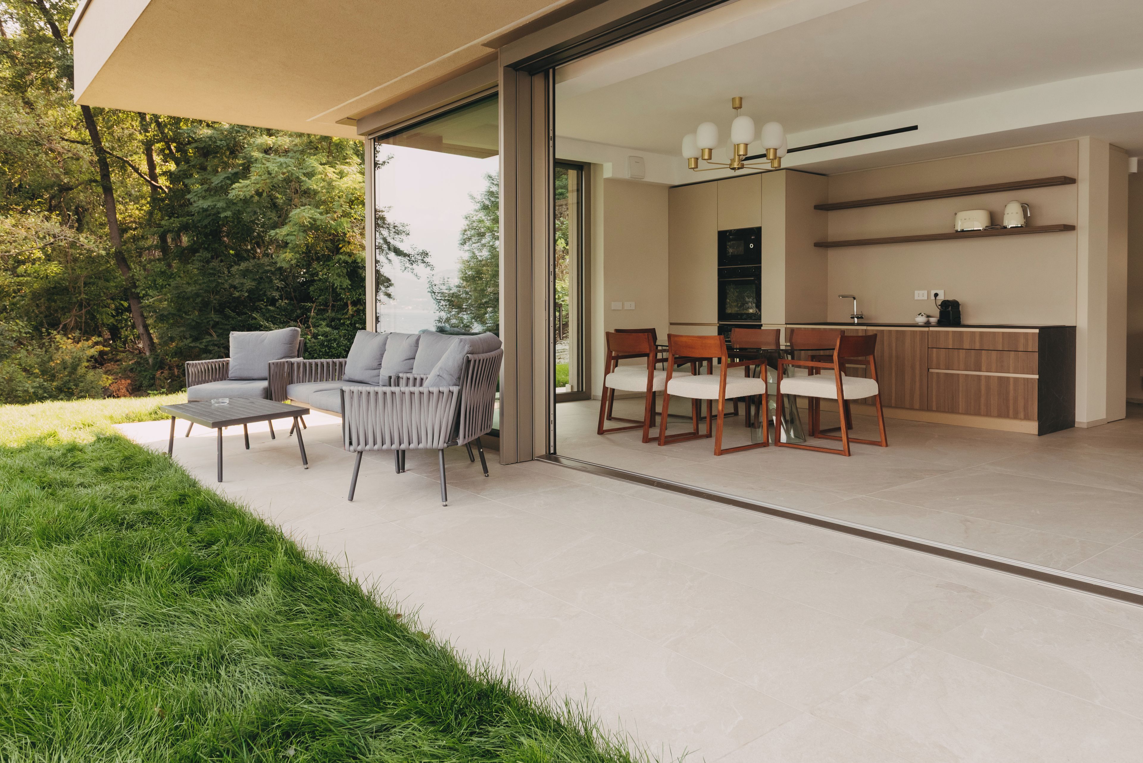 Un espacio de sala-comedor abierto con comedor y zona de cocina.