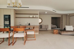 A modern living room with a dining area, kitchen, and a bedroom. - Villa Piccola Anna (Luino)