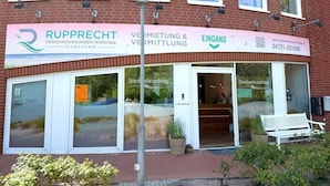 Un edificio con un cartel que indica 'RUPPRECHT', una agencia de bienes raíces.