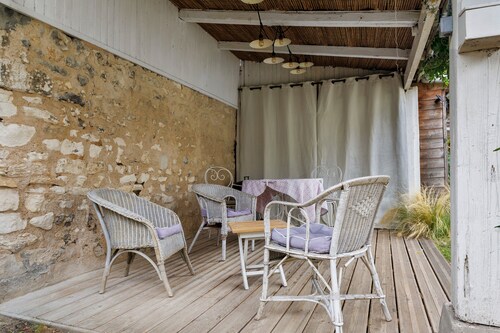 Cottage with Shared Terrace, Private Garden & Wi-Fi in St Etienne du Rouvray