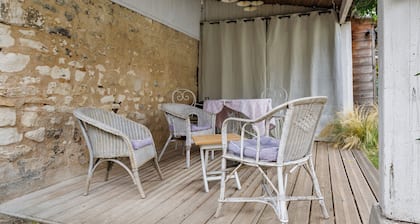 Cottage with Shared Terrace, Private Garden & Wi-Fi in St Etienne du Rouvray