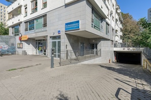 Ein modernes Gebäude mit einem blauen Schild, das eine medizinische Einrichtung kennzeichnet.