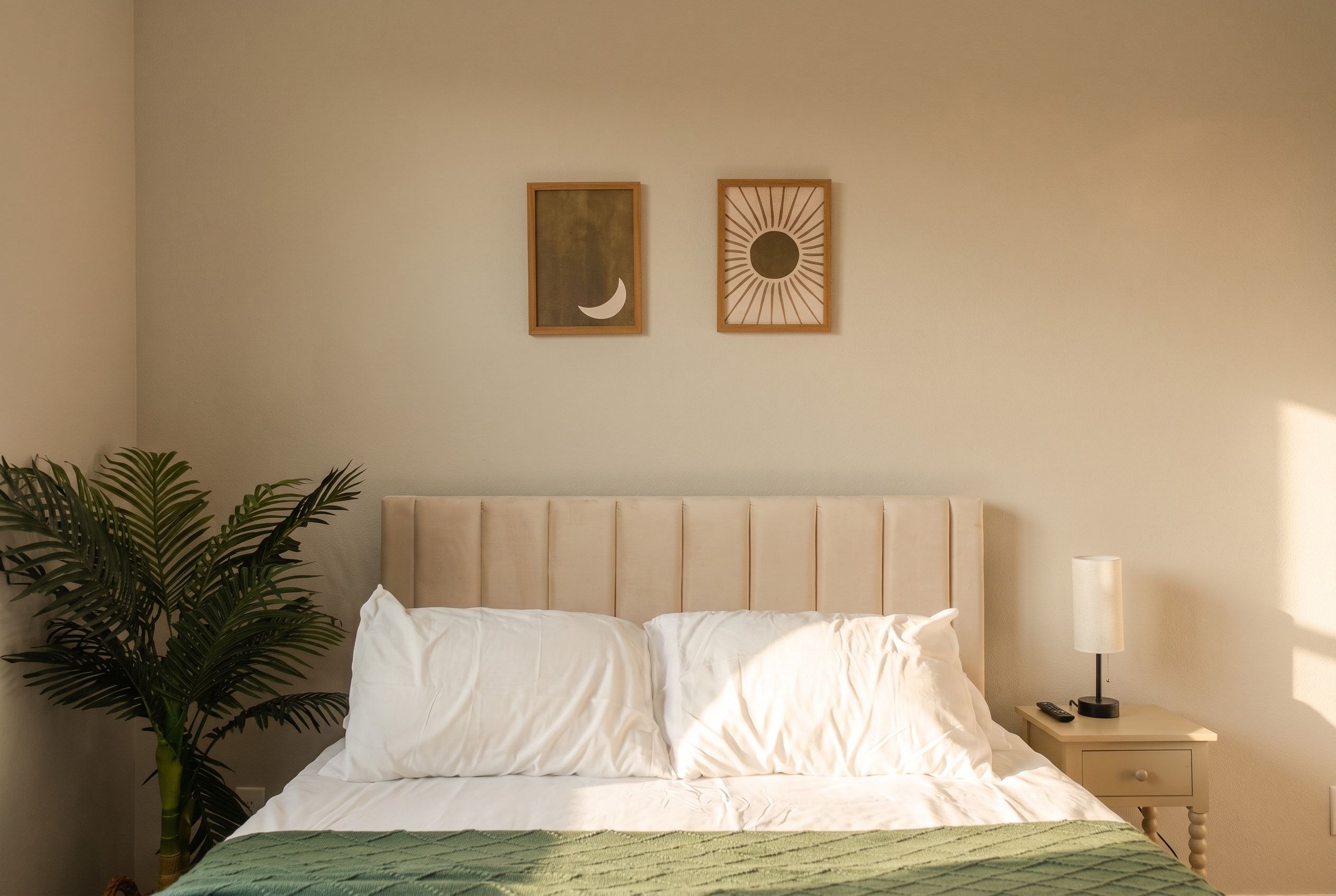 Desk, iron/ironing board, WiFi, bed sheets